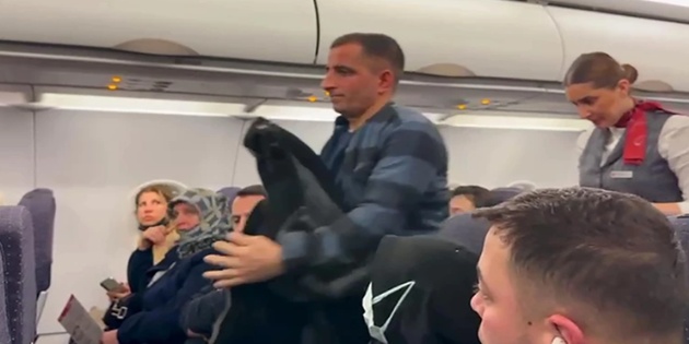 Rahatsızlanan Yolcu Diğer Yolculardan Helallik İsteyip Uçaktan İndi